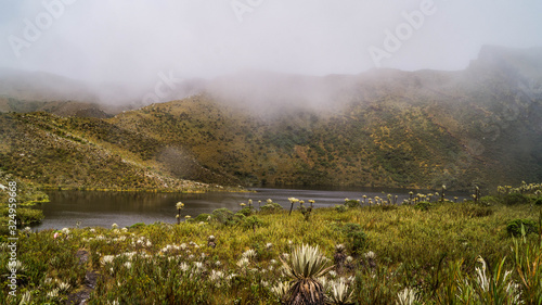 laguna en paisaje natural chingaza