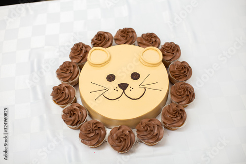 Lion cake with cupcake mane idea for kid birthday 