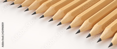 Φωτογραφία Natural wood pencils sharpened in a row. White background.