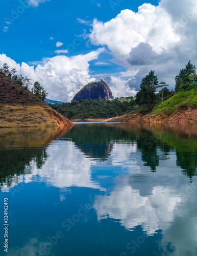 piedra montaña y lago azul