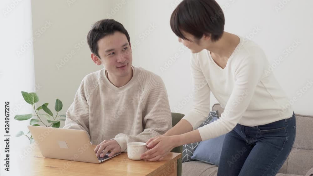 夫婦 カップル コーヒーを渡す 夫婦 カップル コーヒーを渡す
