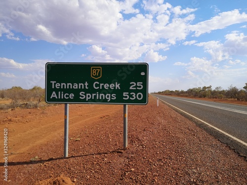 Strassenschild an Highway nach Tennant Creek und Alice Springs, Australien photo