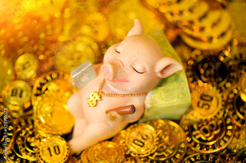 Wallpaper Mural Piggy searching for gold Torontodigital.ca