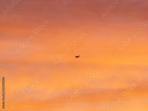 avion dans un lever de soleil à Verneuil-sur-Seine dans les Yvelines en France