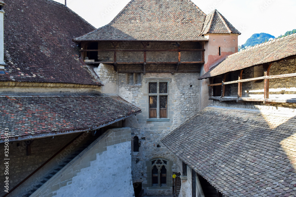 Φωτογραφία Château de Veytaux,Suisse-6 septembre 2019:vue sur le chemin de ronde du château,édifice sur les rives du lac Léman entre Villeneuve et Montreux