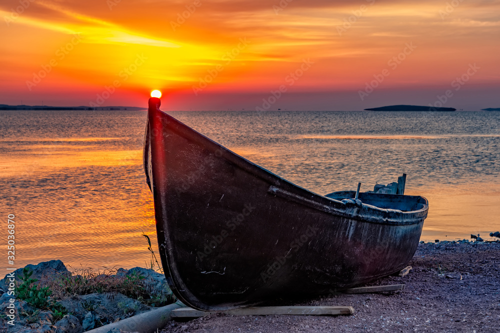 Φωτογραφία Beautiful sunrise with a boat on the lake, Razelm Razim Lake, Sarichioi, Romania