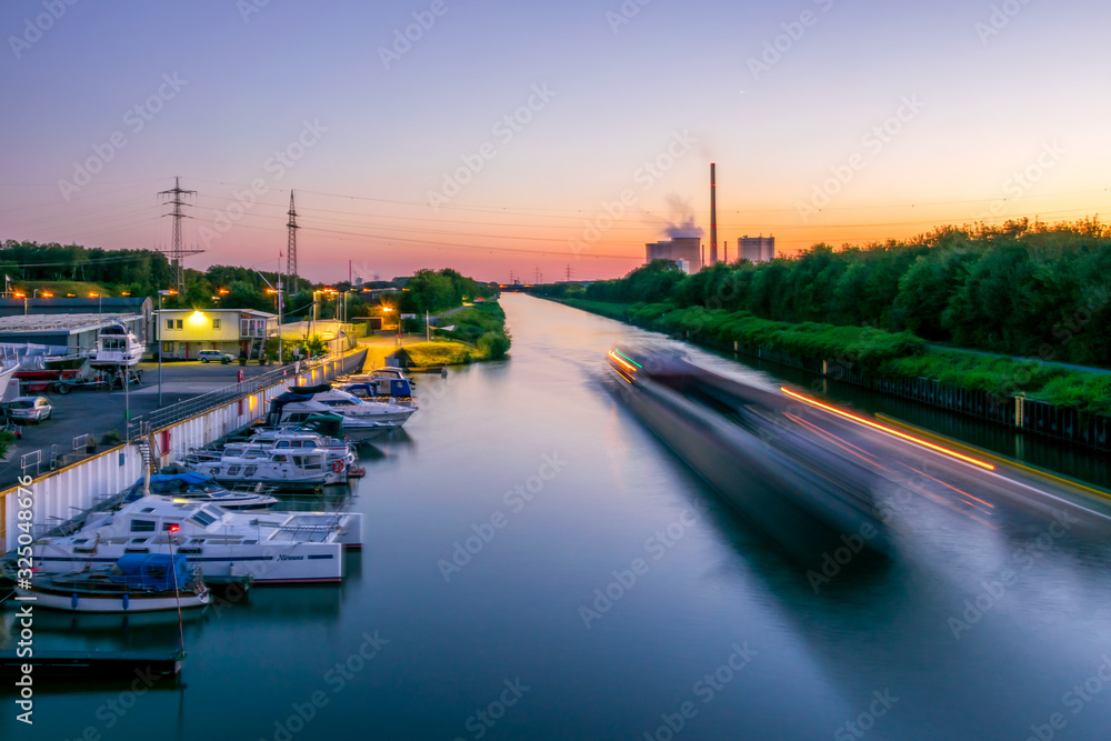 Schiff in Bewegung am Datten-Hamm-Kanal in Hamm Westfalen mit Kraftwerk, Ruhrgebiet