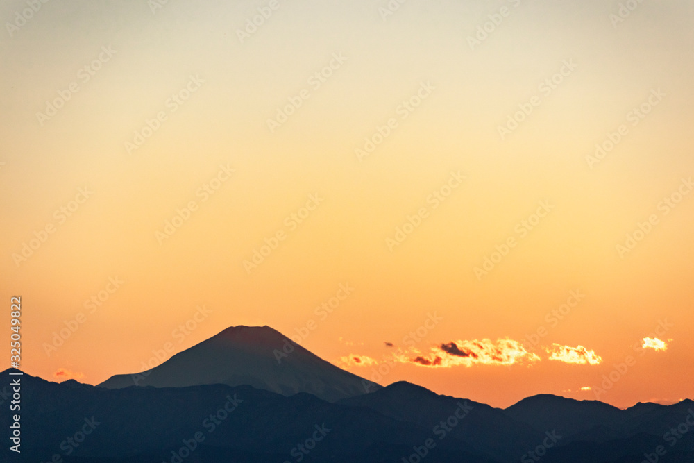 夕焼けの富士山のシルエット