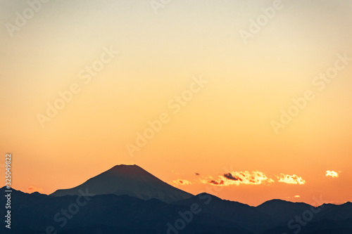 夕焼けの富士山のシルエット