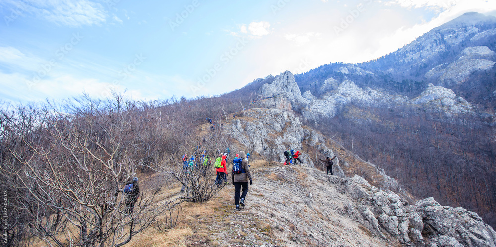 Obraz premium People trekking on the winter mountain landscape
