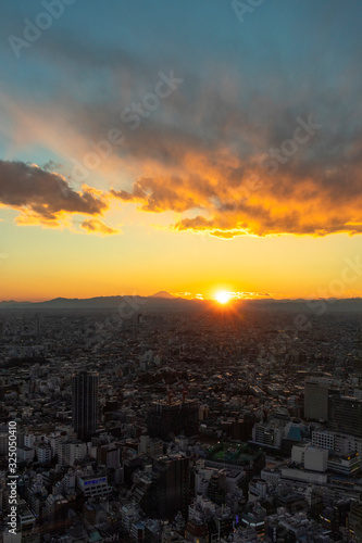 太陽の光と雲と富士山 © 憲次郎 三木