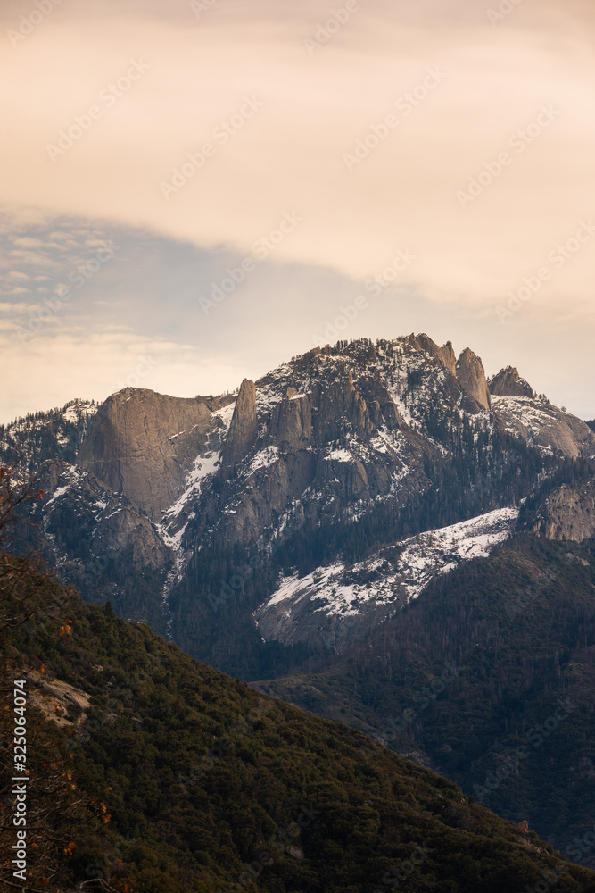 Fototapeta premium Castle Rocks North mountains at Sequoia and Kings Canyon National Park in California, United States.