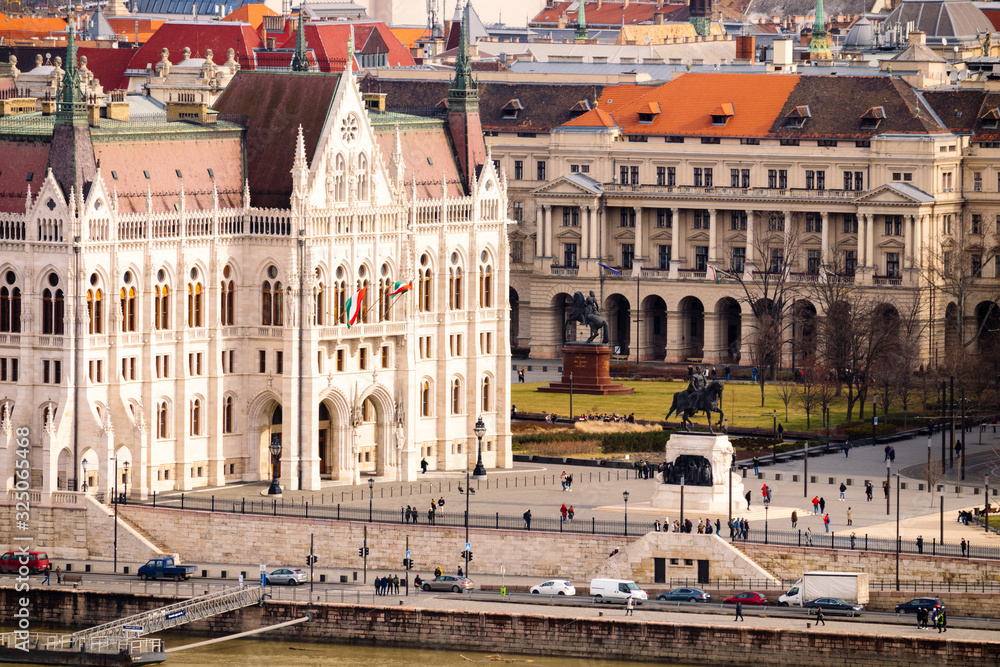 Obraz premium Small square in front of Parliament house.