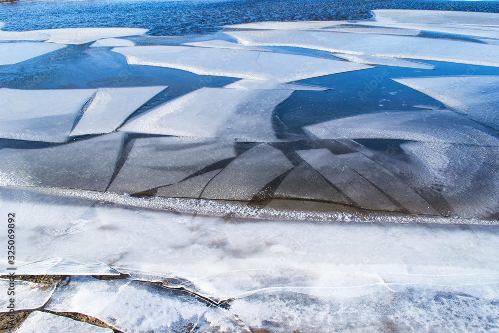 Obraz premium Melting ice. Spring ice drift on the river. Ice close-up.
