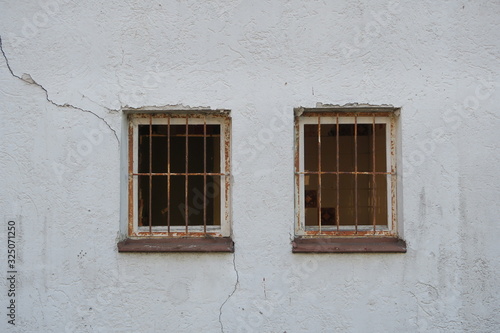 Abbruchhaus eines Vereins in Steinenbronn (Kreis Böblingen) ohne Fenster und mit verrostetem Fenstergitter. Von der Straße aus fotografiert.