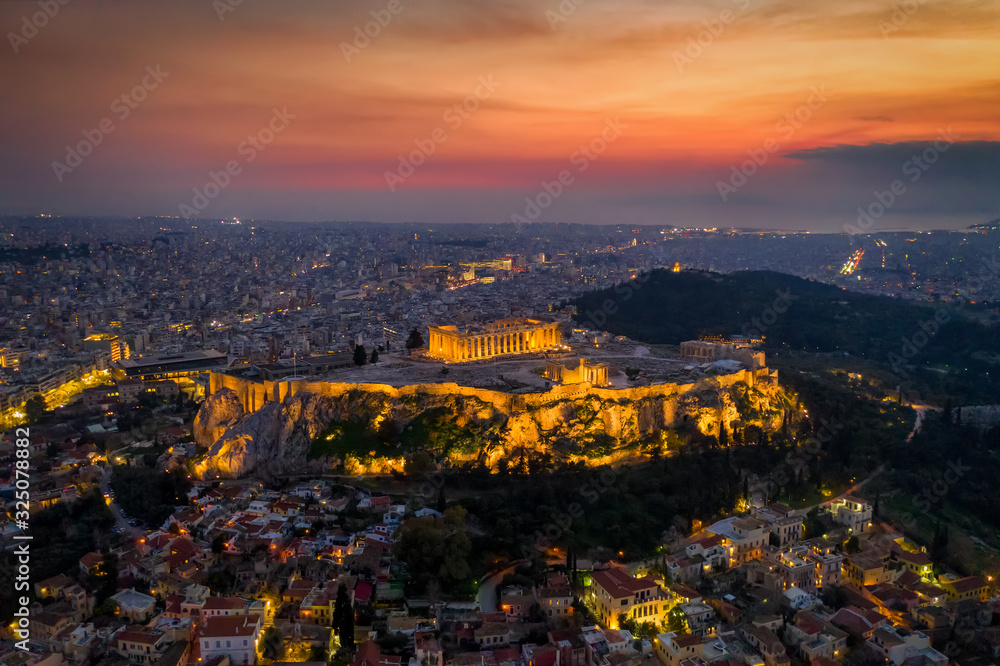 Obraz premium Panorama der Altstadt Plaka und der beleuchteten Akropolis von Athen am Abend, Griechenland