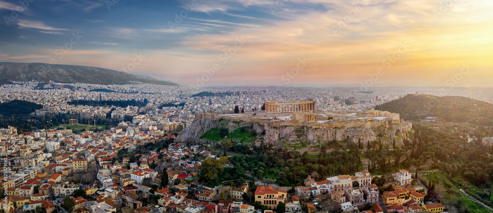 Obraz premium Panorama der Skyline von Athen, Griechenland, mit Akropolis, der Altstadt Plaka und urbane Stadtlandschaft bis zur Küste bei Sonnenuntergang