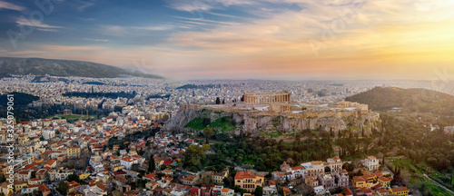 Panorama der Skyline von Athen, Griechenland, mit Akropolis, der Altstadt Plaka und urbane Stadtlandschaft bis zur Küste bei Sonnenuntergang