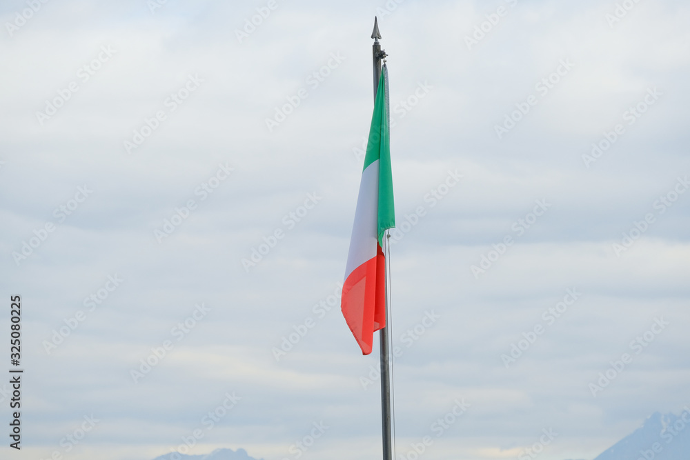 Bandiera italiana in cima a un pennone