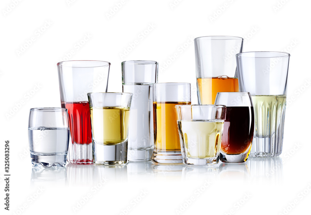 verschieden Gläser mit alokoholischen Getränken isoliert auf weiß - obrazy, fototapety, plakaty 