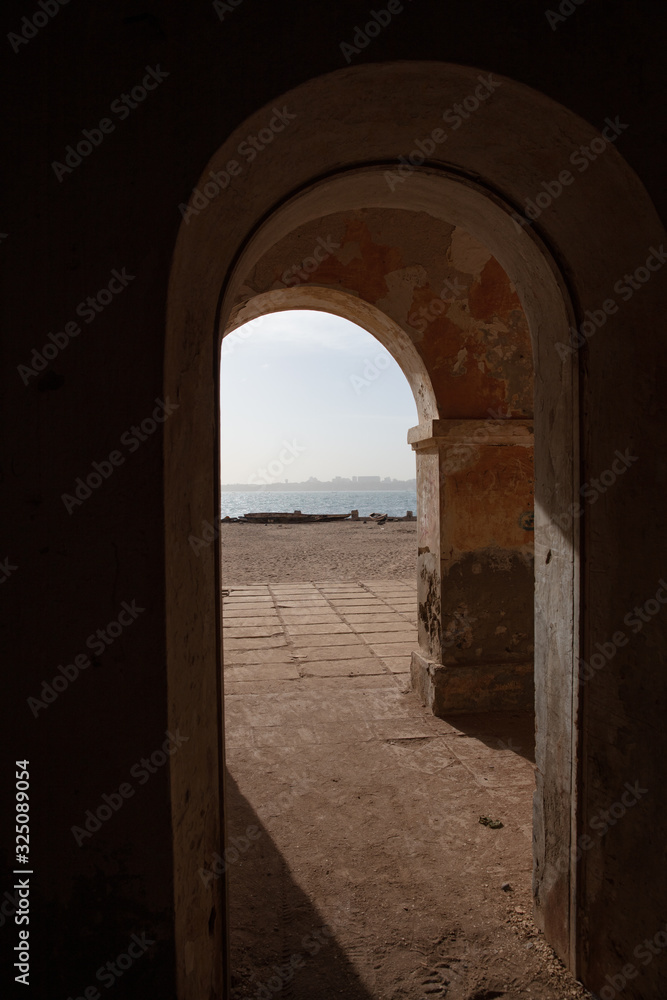 Historischer Torbogen auf Insel La Gorée im Gegenlicht