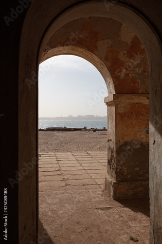 Historischer Torbogen auf Insel La Gorée im Gegenlicht