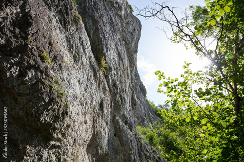 Kletterfelsen in Freyr, Wallonien aus der Untersicht
