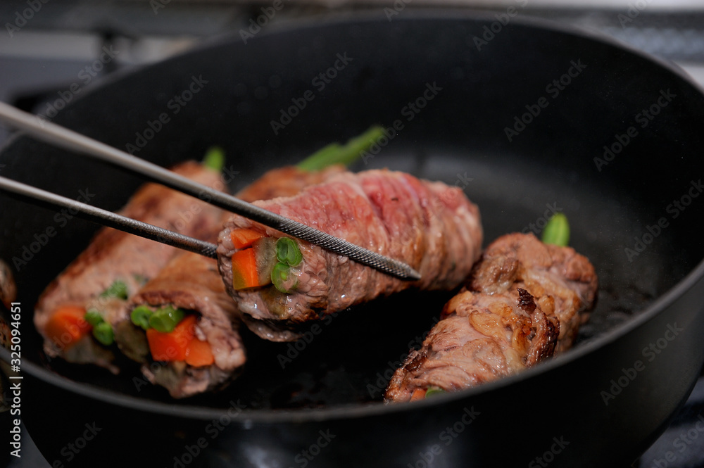 肉巻きの調理シーン 肉巻きの調理シーン