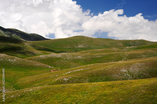 Berglandschaft in den Abruzzen, Italien - Landscape in Abruzzo, Italy photo