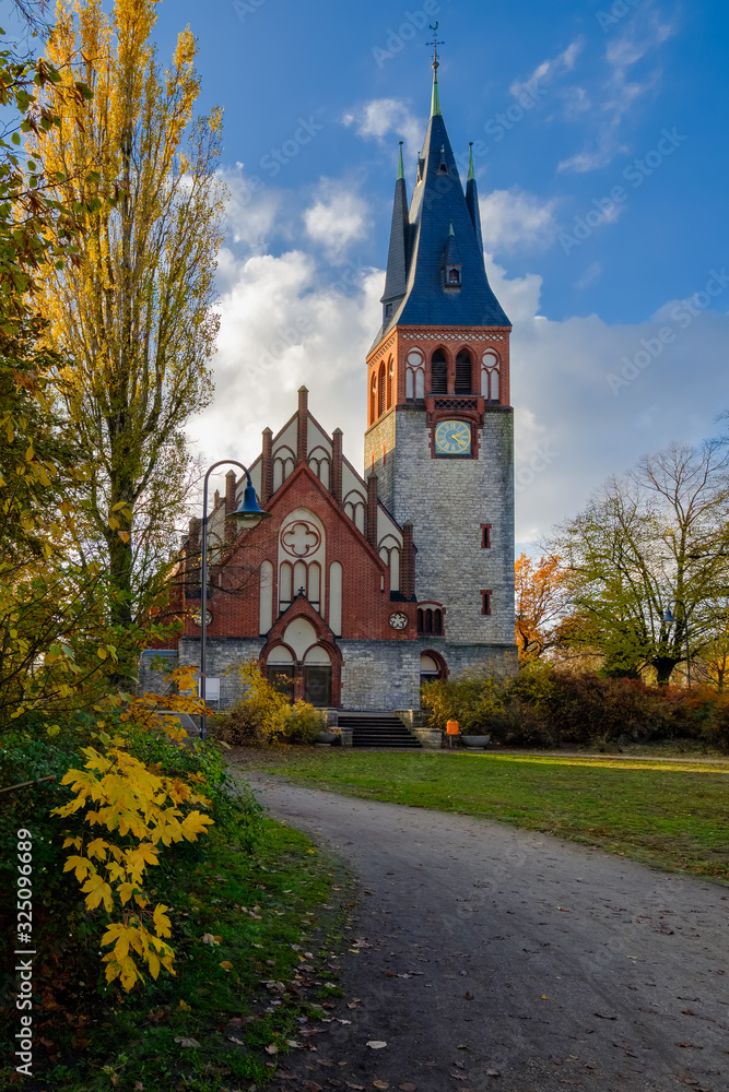 Denkmalgeschützte Genezarethkirche im Herbst (Blick von Osten)