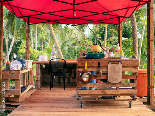 Fotografie Open loft style kitchen in tropical garden