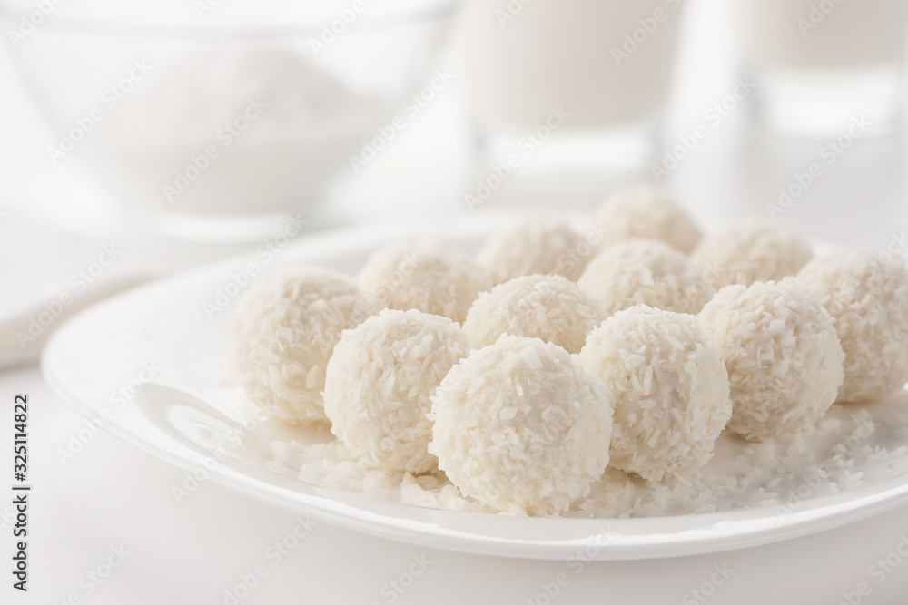 Small round cakes sprinkled with coconut shavings.