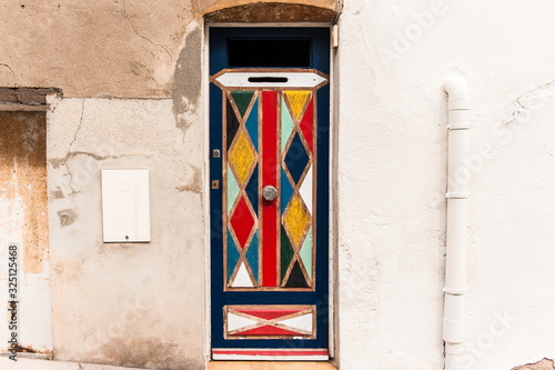 Haustür mit farbigem Rautenmuster © Eberhard