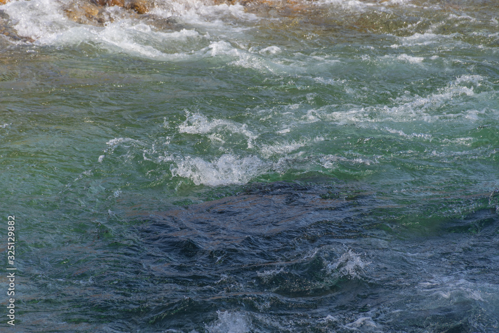 Agua de río brava cristalina Agua de río brava cristalina