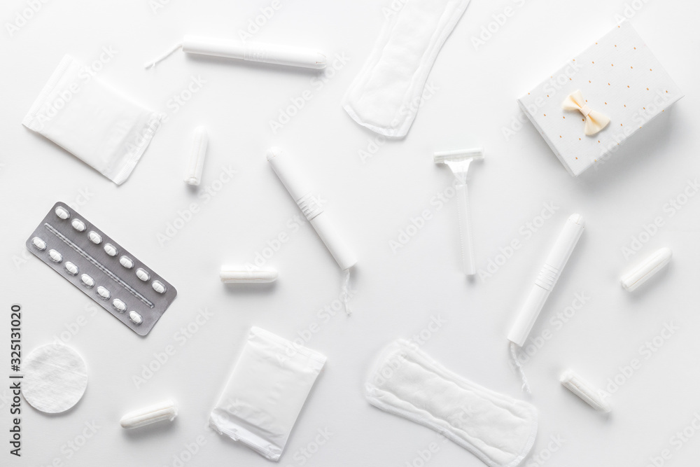 Obraz premium Tampons, feminine sanitary pads on a white background. Hygienic care on critical days. menstrual cycle. Caring for women's health. Monthly protection. Flat lay, top view, copy space