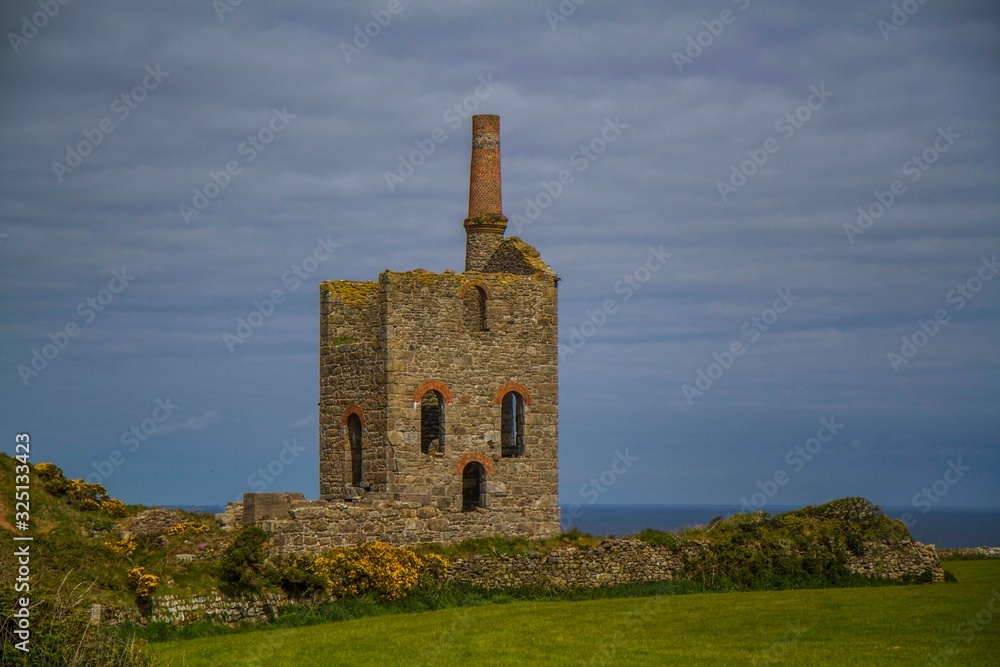 Obraz premium Landscape photograph of a structure