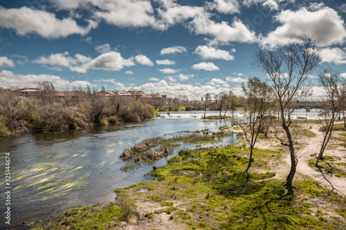 Río Tormes a su paso por Salamanca, España