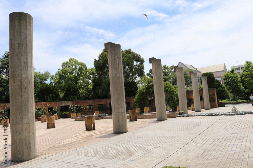 山下公園世界の広場の石柱