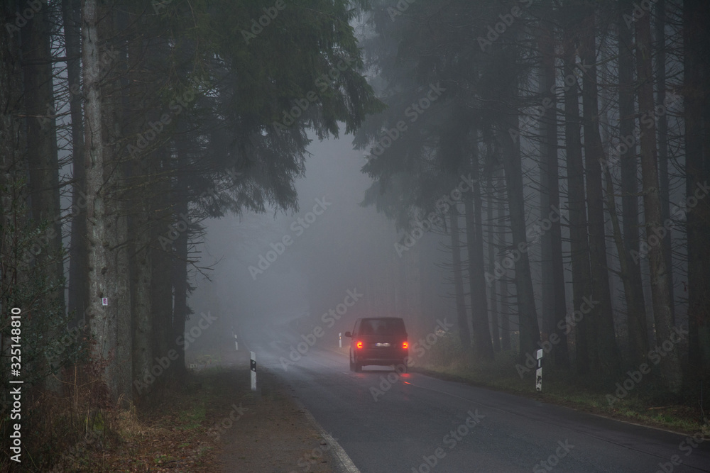 Strassenverkehr bei nebel Strassenverkehr bei nebel