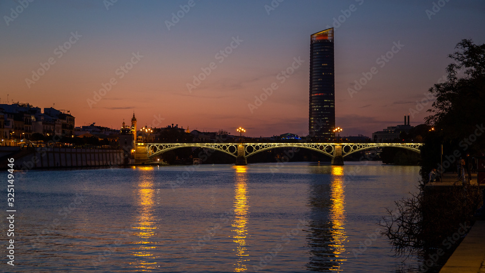 Puente antiguo edificio moderno noche