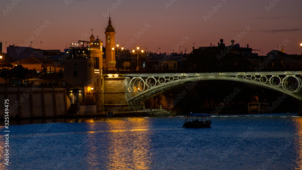 Fototapeta premium Barco bajo puente noche