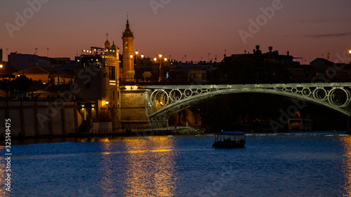 Barco bajo puente noche
