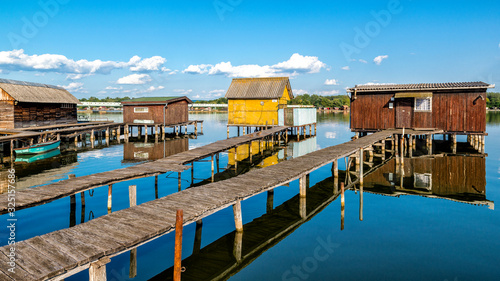 Floating houses of lake Bokodi, a beautiful place to see in Hungaria © Carlo