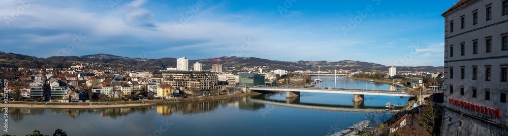 Linz Stadtpanorama mit Donau