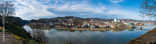 Linz Stadtpanorama mit Donau © lexpixelart