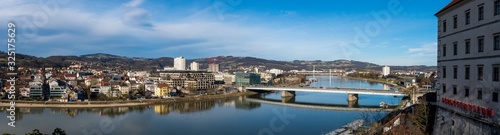 Linz Stadtpanorama mit Donau photo