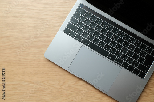 木の机の上のノートパソコン 俯瞰 Stock Photo Adobe Stock