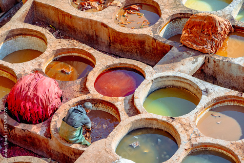 Foto Leather dying in a traditional tannery in the city Fes, Morocco
