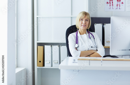 Wallpaper Mural Serious medical team using a laptop in a bright office Torontodigital.ca