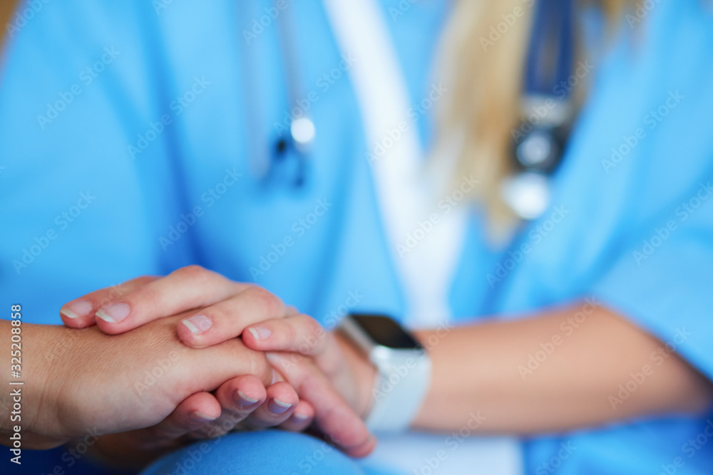 Obraz premium Woman doctor helping senior holding hand in hospital